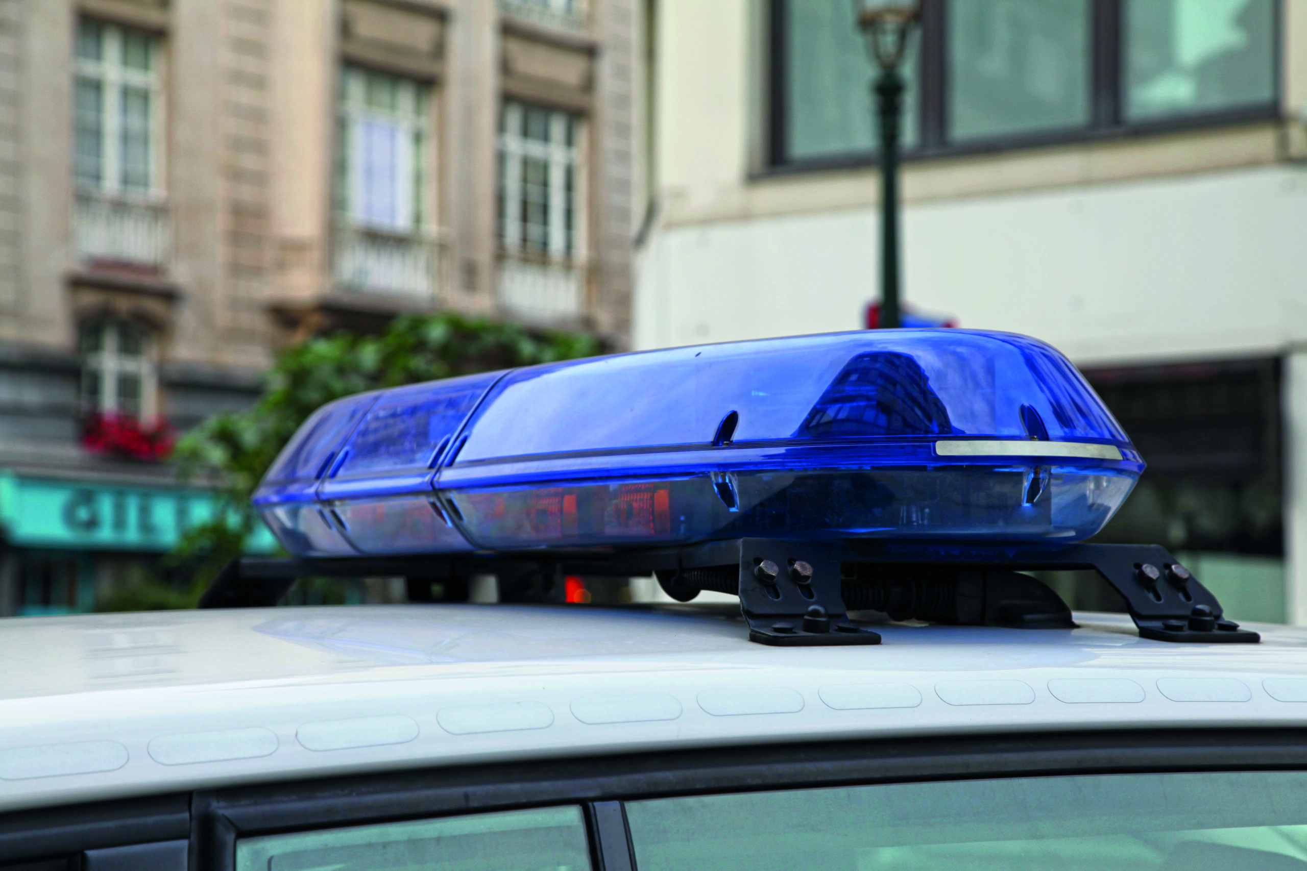 Blauwe zwaailichten van een Belgische politiewagen.
